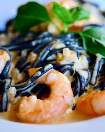 Há quem perca a cabeça por muito menos!🍝🍤 

Linguini Nero Gamberoni!🤤🔥

#harestaurante #linguini #pa