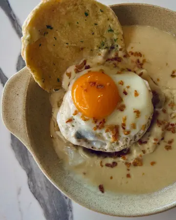 Vai um Cervejeiro?🍳🫠 Quando o molho pede pão e o pão pede molho!😜

Hambúrguer no prato com molho cer